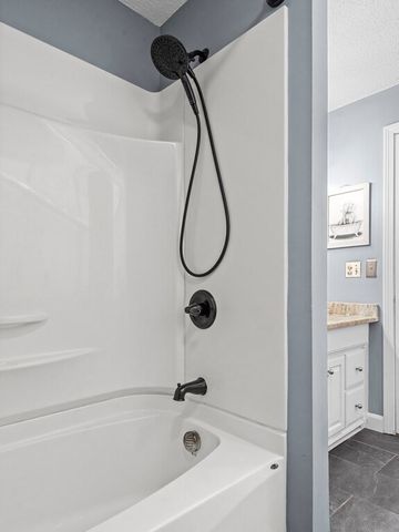 66 Pleasant St 6, Oxford, MA 01537