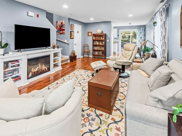 66 Pleasant St 6, Oxford, MA 01537