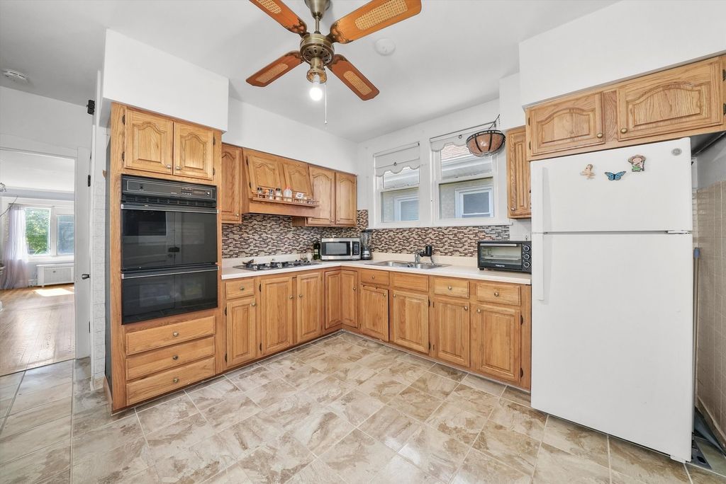 Image 11 of property listing at 3133 N 77th Court, Elmwood Park, IL 60707