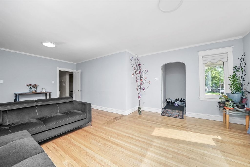 Image 4 of property listing at 3133 N 77th Court, Elmwood Park, IL 60707