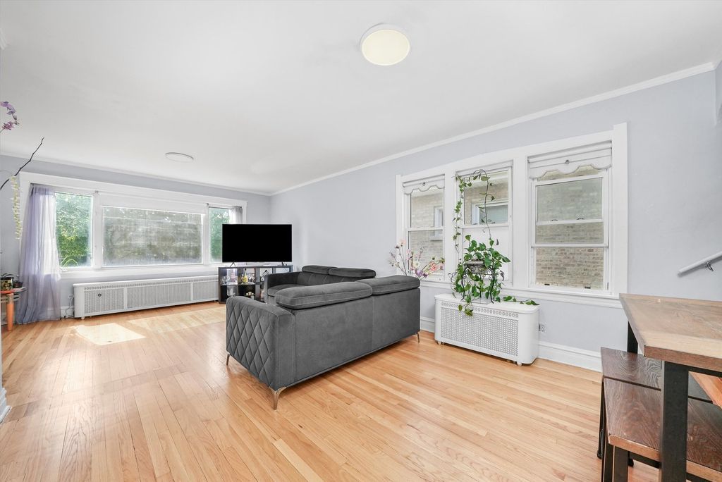 Image 5 of property listing at 3133 N 77th Court, Elmwood Park, IL 60707