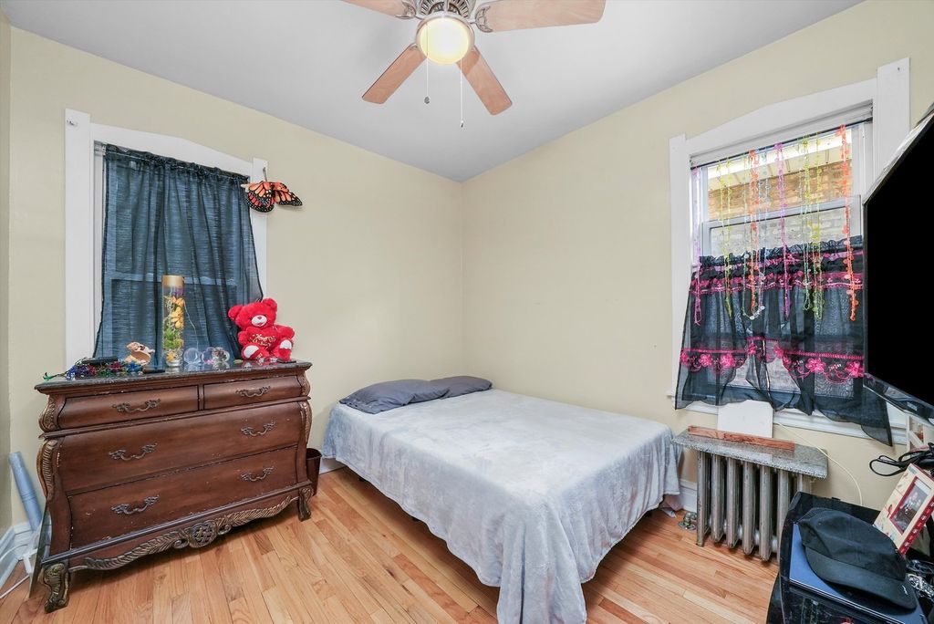 Image 6 of property listing at 3133 N 77th Court, Elmwood Park, IL 60707