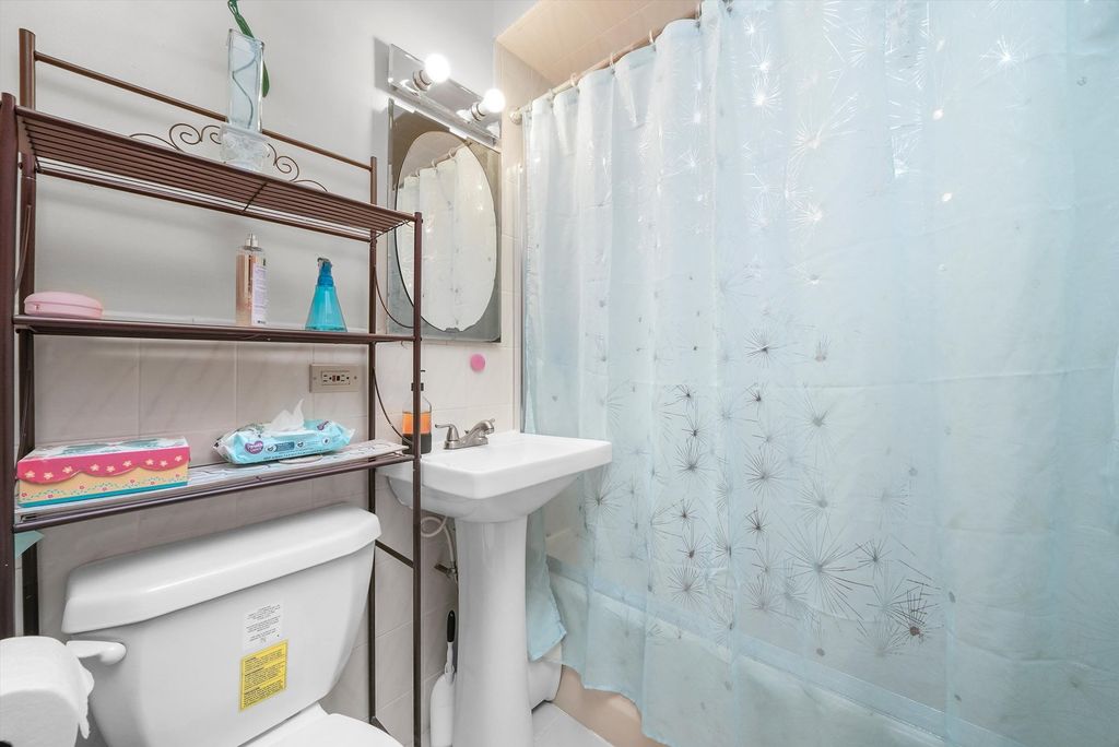 Image 7 of property listing at 3133 N 77th Court, Elmwood Park, IL 60707