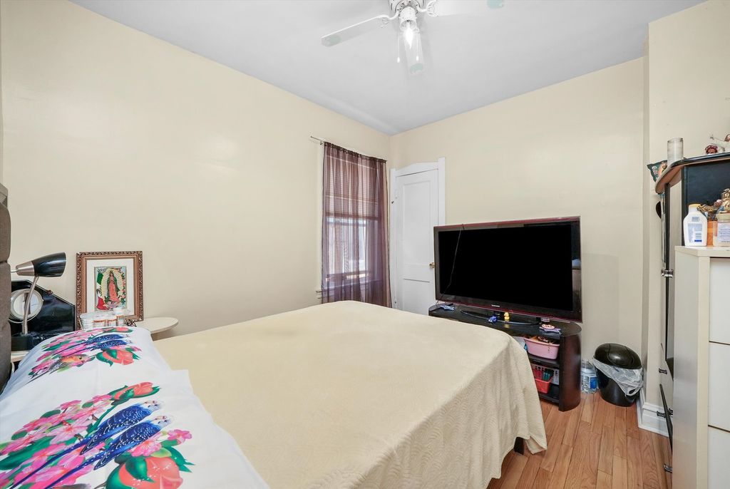 Image 8 of property listing at 3133 N 77th Court, Elmwood Park, IL 60707