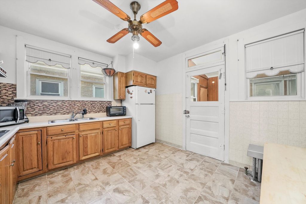 Image 9 of property listing at 3133 N 77th Court, Elmwood Park, IL 60707