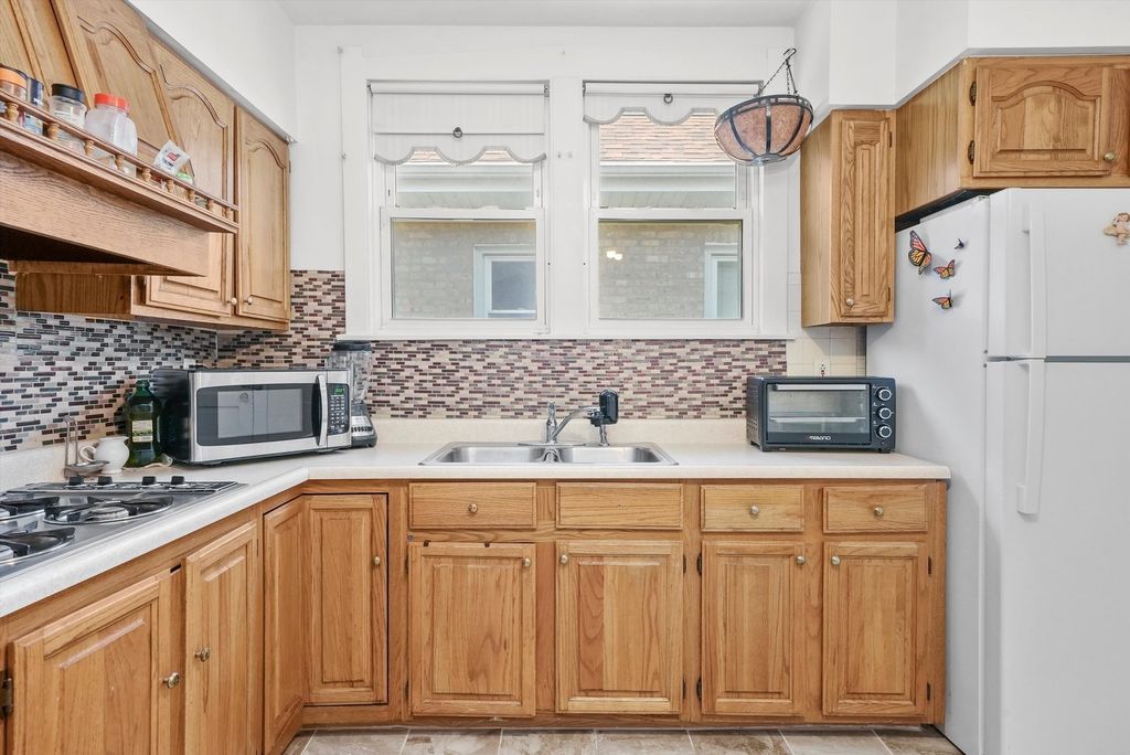 Image 10 of property listing at 3133 N 77th Court, Elmwood Park, IL 60707