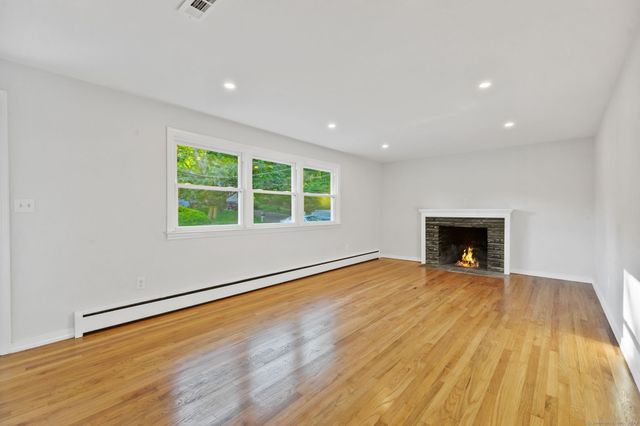 8 Lloyd Road, Norwalk, CT 06850