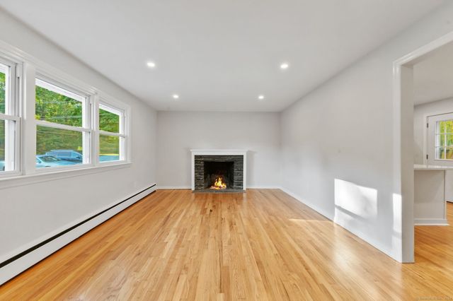 8 Lloyd Road, Norwalk, CT 06850