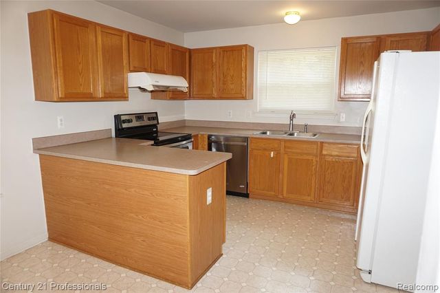 23244 Potomac Circle, Farmington, MI 48335
