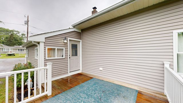 42 Clancy St, Swansea, MA 02777