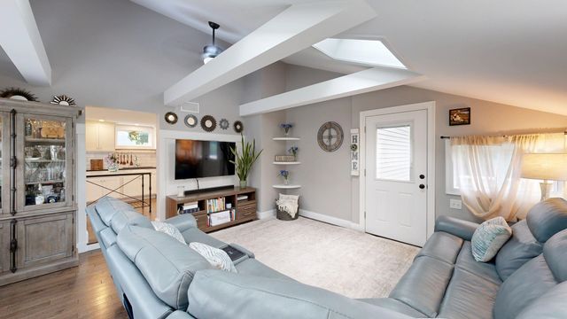 42 Clancy St, Swansea, MA 02777