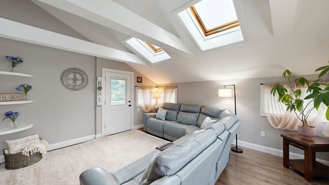 42 Clancy St, Swansea, MA 02777
