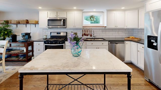 42 Clancy St, Swansea, MA 02777