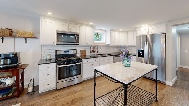 42 Clancy St, Swansea, MA 02777