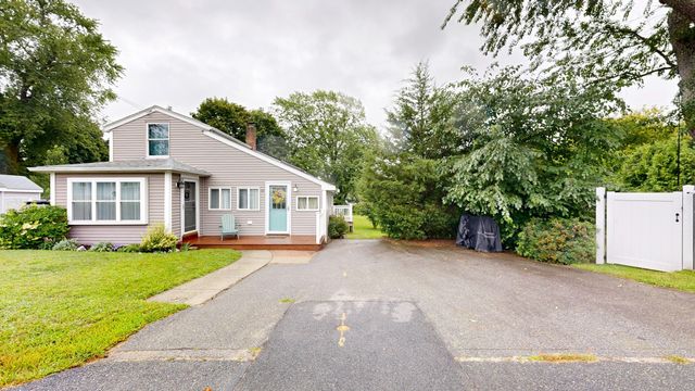 42 Clancy St, Swansea, MA 02777