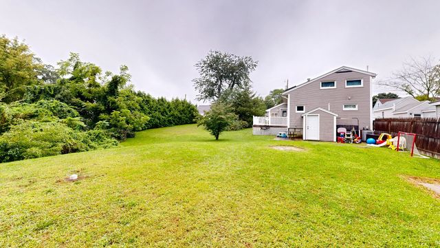 42 Clancy St, Swansea, MA 02777