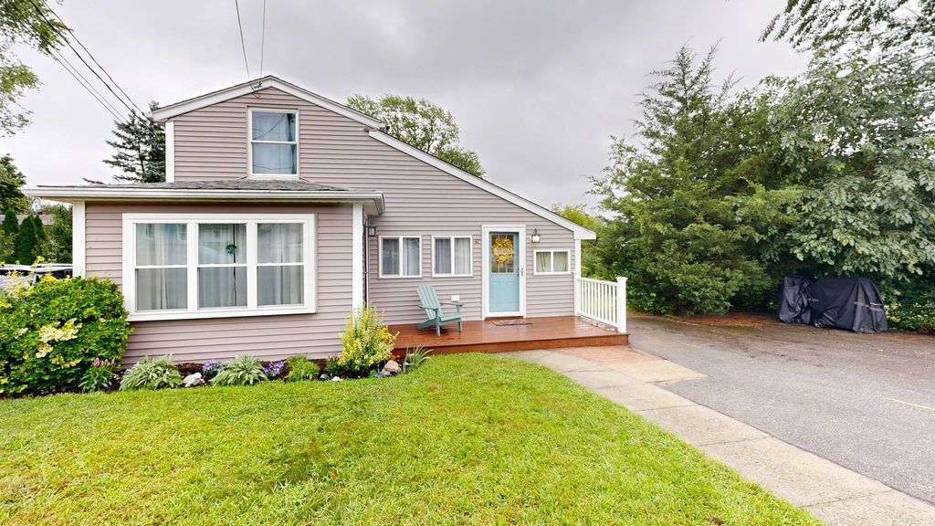 42 Clancy St, Swansea, MA 02777