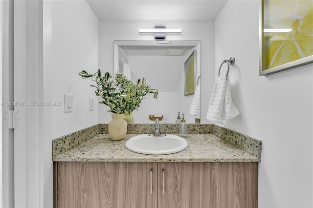 155 NW 160TH ST TH 5, North Miami Beach, FL 33169