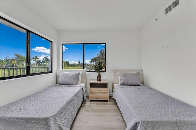 155 NW 160TH ST TH 5, North Miami Beach, FL 33169
