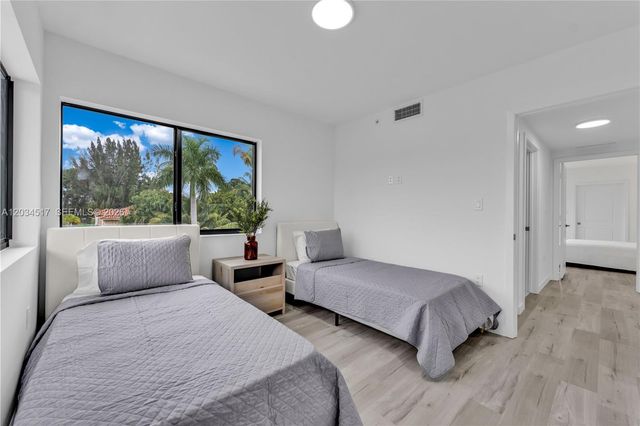 155 NW 160TH ST TH 5, North Miami Beach, FL 33169