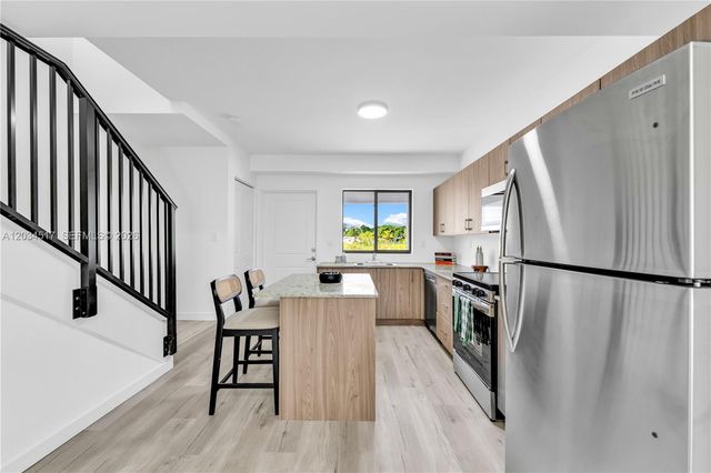 155 NW 160TH ST TH 5, North Miami Beach, FL 33169