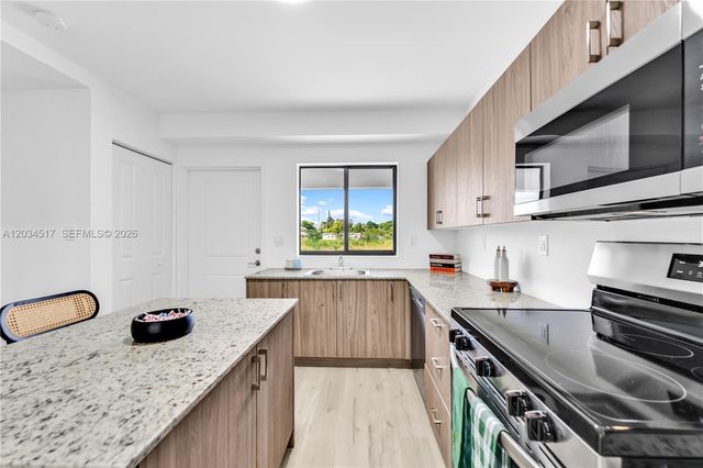 155 NW 160TH ST TH 5, North Miami Beach, FL 33169