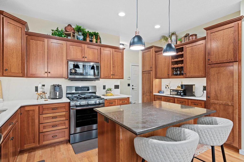 2710 Red Splendor Circle E, Maplewood, MN 55119