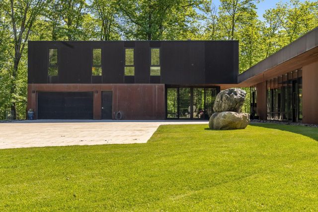 29396 Cherokee Rd, Bovey, MN 55709