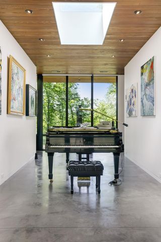 29396 Cherokee Rd, Bovey, MN 55709