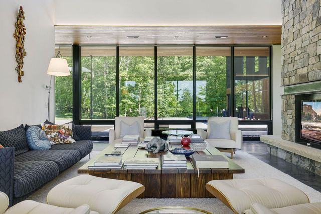 29396 Cherokee Rd, Bovey, MN 55709