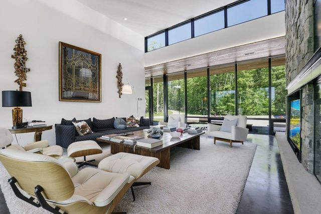 29396 Cherokee Rd, Bovey, MN 55709