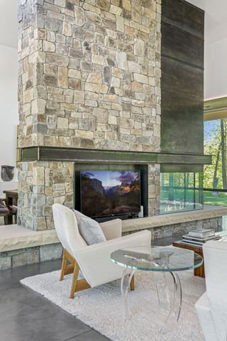 29396 Cherokee Rd, Bovey, MN 55709