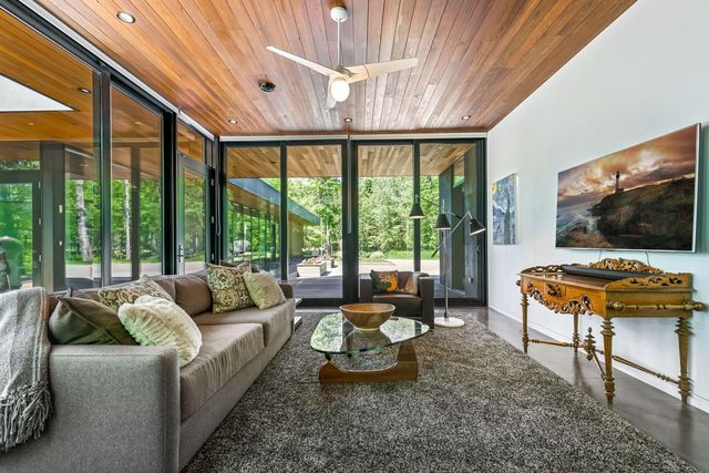 29396 Cherokee Rd, Bovey, MN 55709