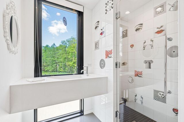 29396 Cherokee Rd, Bovey, MN 55709