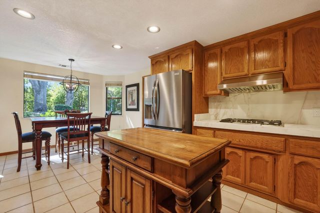 202 Firestone Dr, Roseville, CA 95678