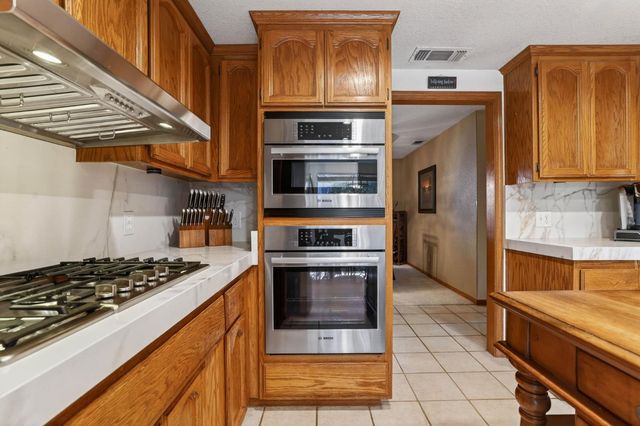 202 Firestone Dr, Roseville, CA 95678