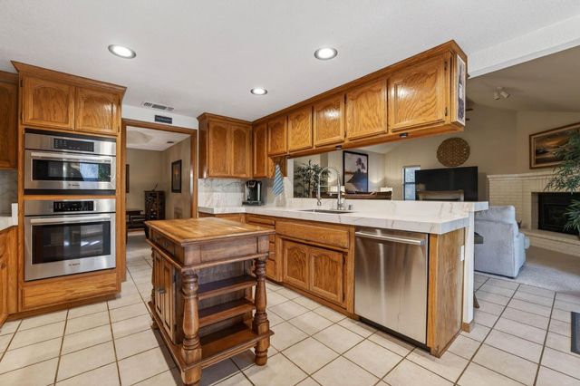 202 Firestone Dr, Roseville, CA 95678