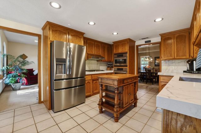 202 Firestone Dr, Roseville, CA 95678