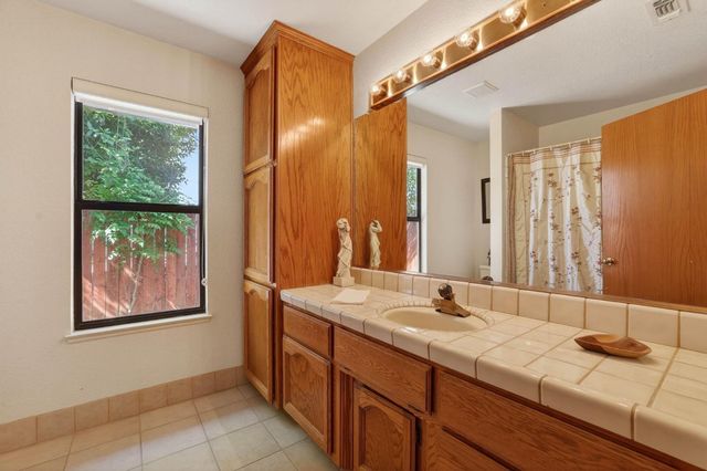 202 Firestone Dr, Roseville, CA 95678