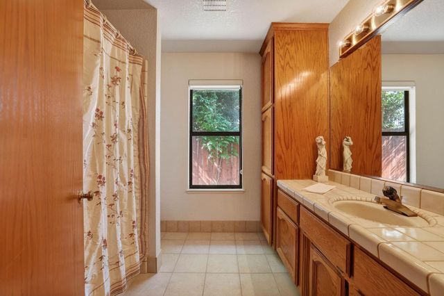 202 Firestone Dr, Roseville, CA 95678