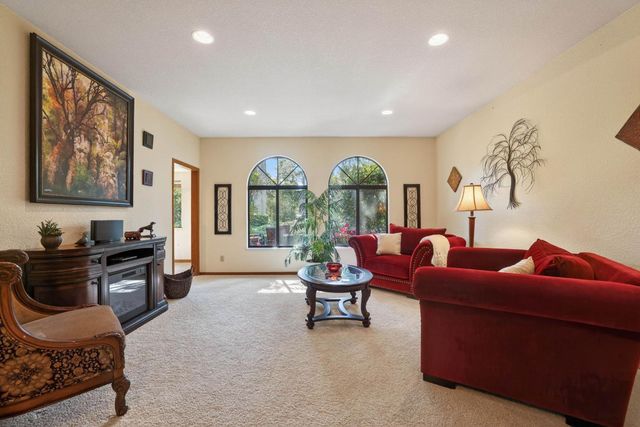 202 Firestone Dr, Roseville, CA 95678