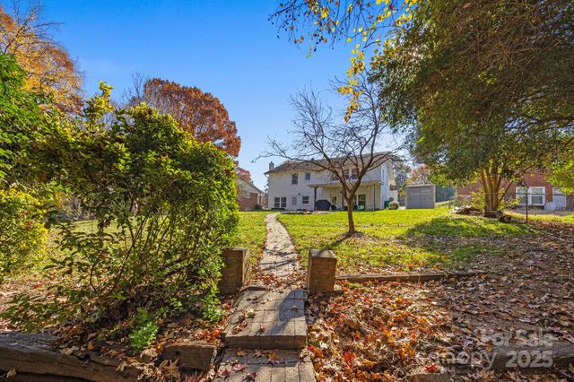 6621 Starcrest Drive, Charlotte, NC 28210