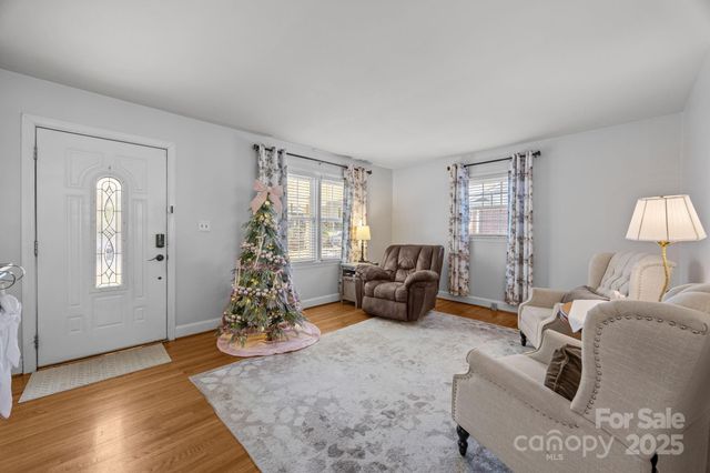 6621 Starcrest Drive, Charlotte, NC 28210