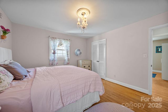 6621 Starcrest Drive, Charlotte, NC 28210