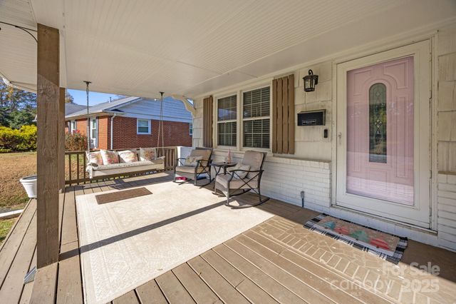 6621 Starcrest Drive, Charlotte, NC 28210