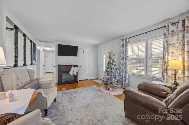 6621 Starcrest Drive, Charlotte, NC 28210