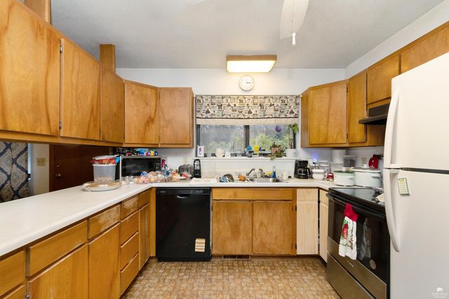 1105 Village Dr, Manhattan, KS 66503