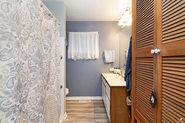 1105 Village Dr, Manhattan, KS 66503