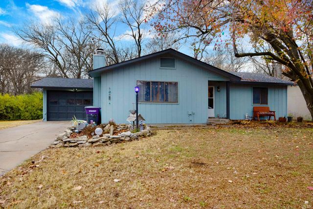 1105 Village Dr, Manhattan, KS 66503