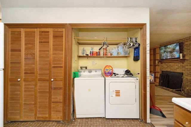 1105 Village Dr, Manhattan, KS 66503